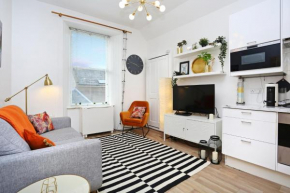JOIVY Bright 2 bed flat, sleeps 6, next to Holyrood Park